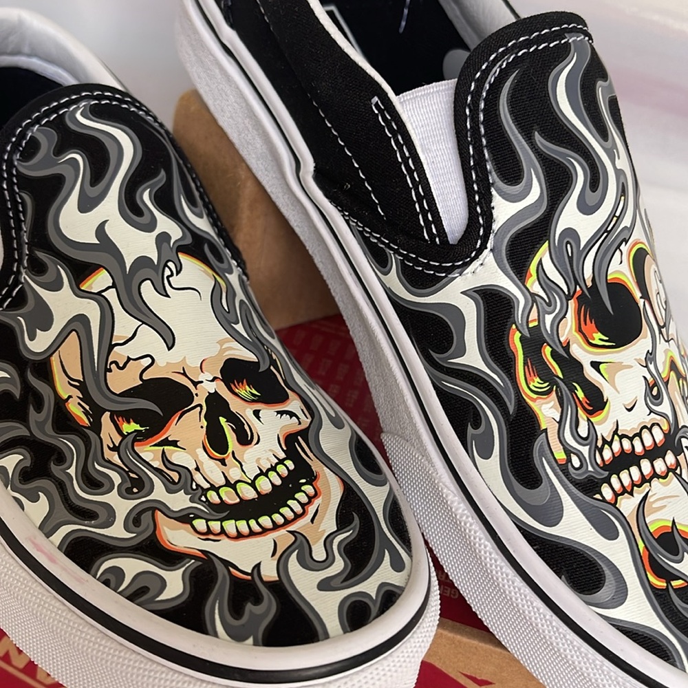 Vans Men’s Classic Slip-On
Flame Skull Black/True White 
VN0009Q7BMX
Sneakers - Picture 9 of 16